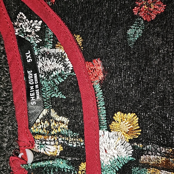 Beautiful blouse fits more like a 3x - Picture 2 of 4